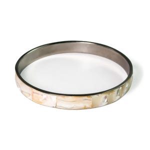 Peut inclure: Un bracelet jonc circulaire doté d'une bande intérieure en métal foncé et d'une surface extérieure incrustée de segments rectangulaires en nacre blanche et crème irisée, offrant une finition lisse, réfléchissante et aux tons variés.