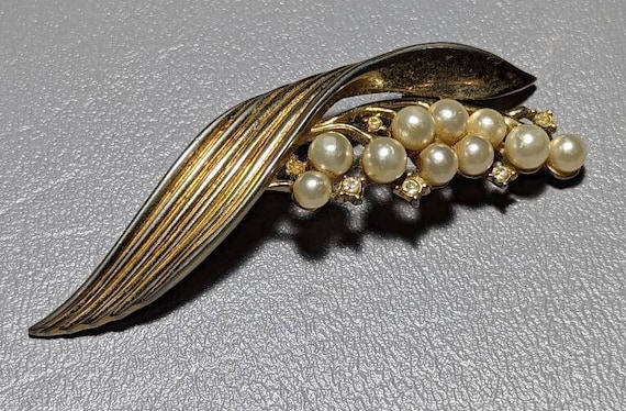 ヴィンテージtrifari パール＆ストーン　ボタニカルブローチ Vintage Trifari Flower Brooch: Faux Pearl Rhinestone Alfred