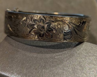 MC Tsosie ナバホ 厚手スターリングシルバー カフブレスレット サイン