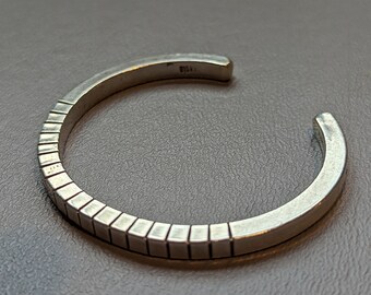 MC Tsosie ナバホ 厚手スターリングシルバー カフブレスレット サイン