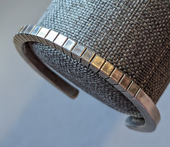 MC Tsosie ナバホ 厚手スターリングシルバー カフブレスレット サイン