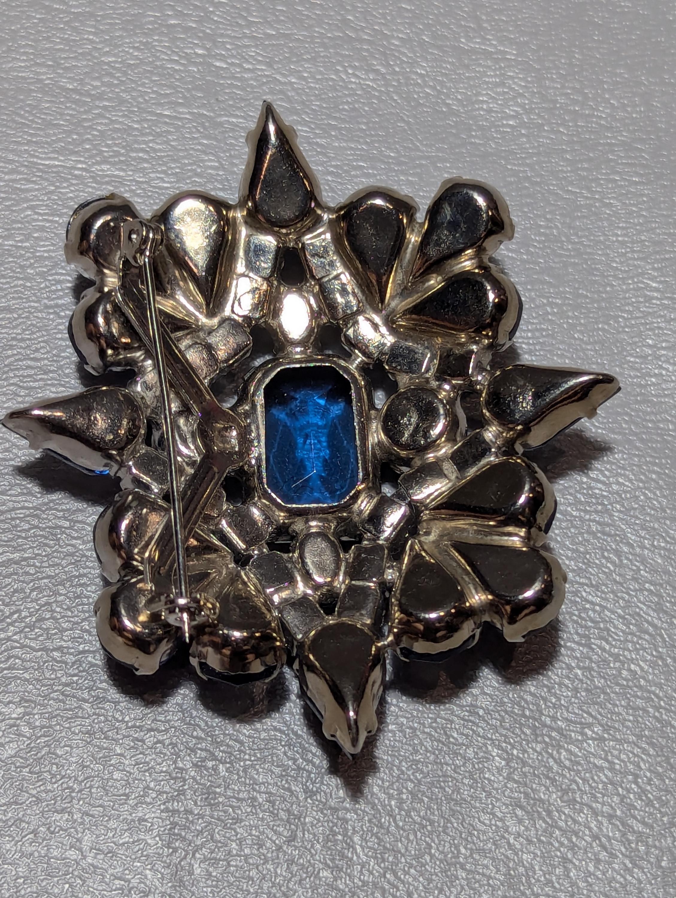 Grande broche vintage en forme de fleur en strass (métal bronze), taille unique, Pas de type de métal, diamante Grande broche vintage en forme de fleur en strass (métal bronze), taille unique, Pas de type de métal, diamante