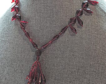 Naszyjnik z frędzlami z czerwonych fasetowanych szklanych koralików w stylu art déco