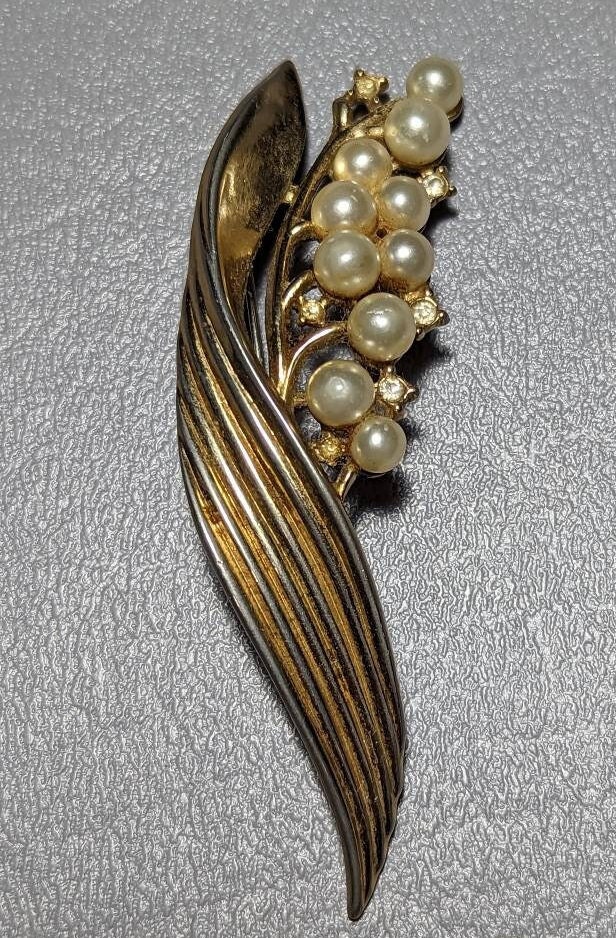 Trifari flower brooch - Etsy 日本 Trifari flower brooch - Etsy 日本