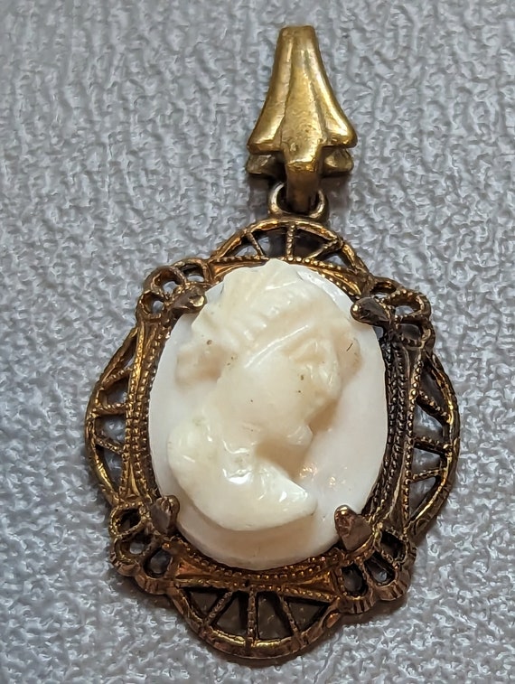 Antique Shell Cameo Pendant-Carved Shell Cameo in… - image 1