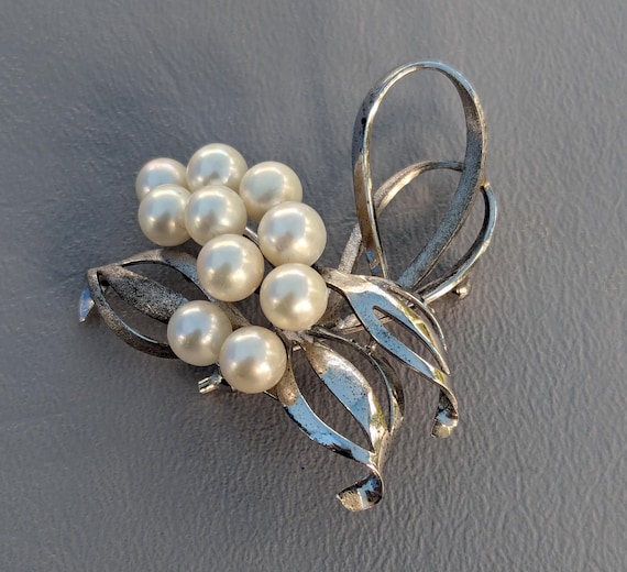 BIJOU ANCIEN BROCHE argenté avec grappe de perles et strass