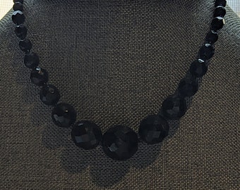 Collar antiguo de cuentas de cristal azabache francés: estilo Art Déco de los años 1920