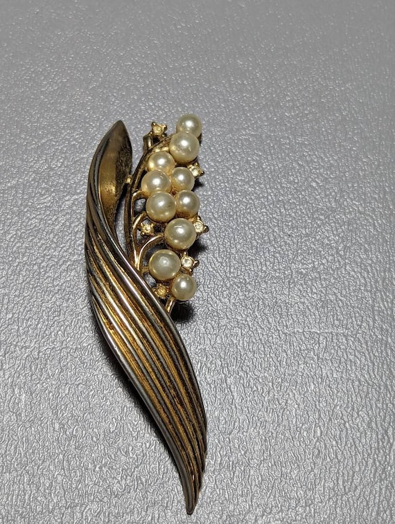 ヴィンテージtrifari パール＆ストーン　ボタニカルブローチ Vintage Trifari Flower Brooch: Faux Pearl Rhinestone Alfred