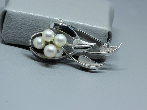Broche Ancienne En Métal Argenté Avec Perles Plastifiées - Bijou Vintage - Occasion