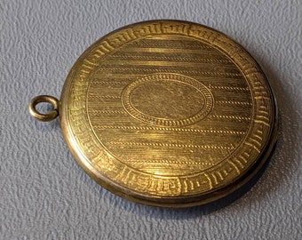 エドワード朝時代の金張りピクチャーロケット：彫刻可能なアンティークペンダント