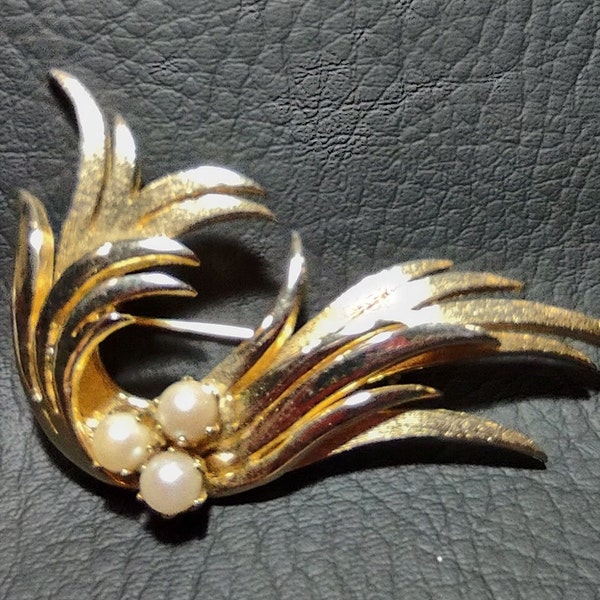 Vintage Brooks Pearl Brooch-1950s Retro Brooch-Faux Glass Pearls Gold Tone Jewelry-Prong Set Stones-Abstract Plumes