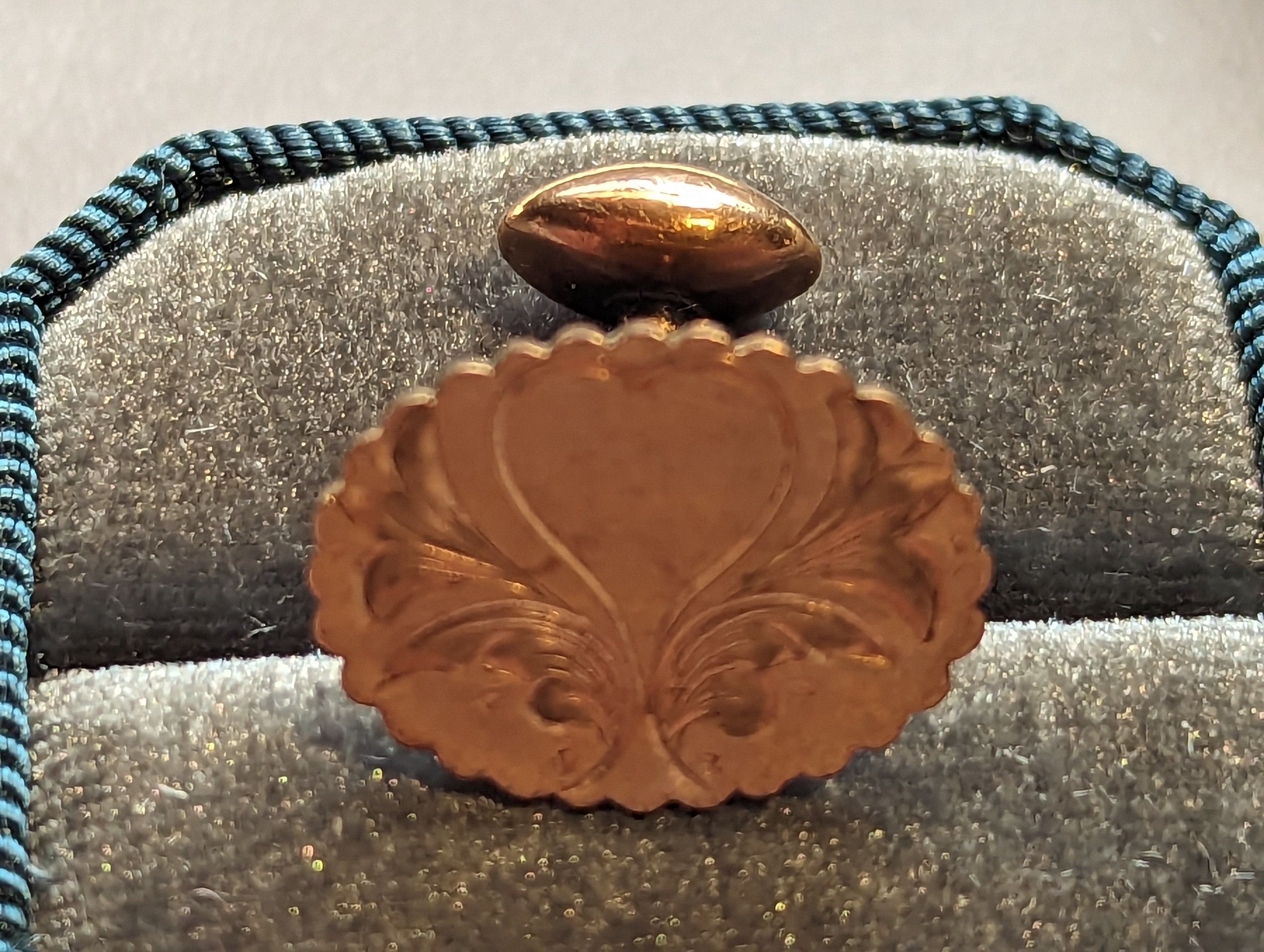 Boutons De Manchette Vintage Couleur Or Avec Motif Coeur - Occasion En Bon état
