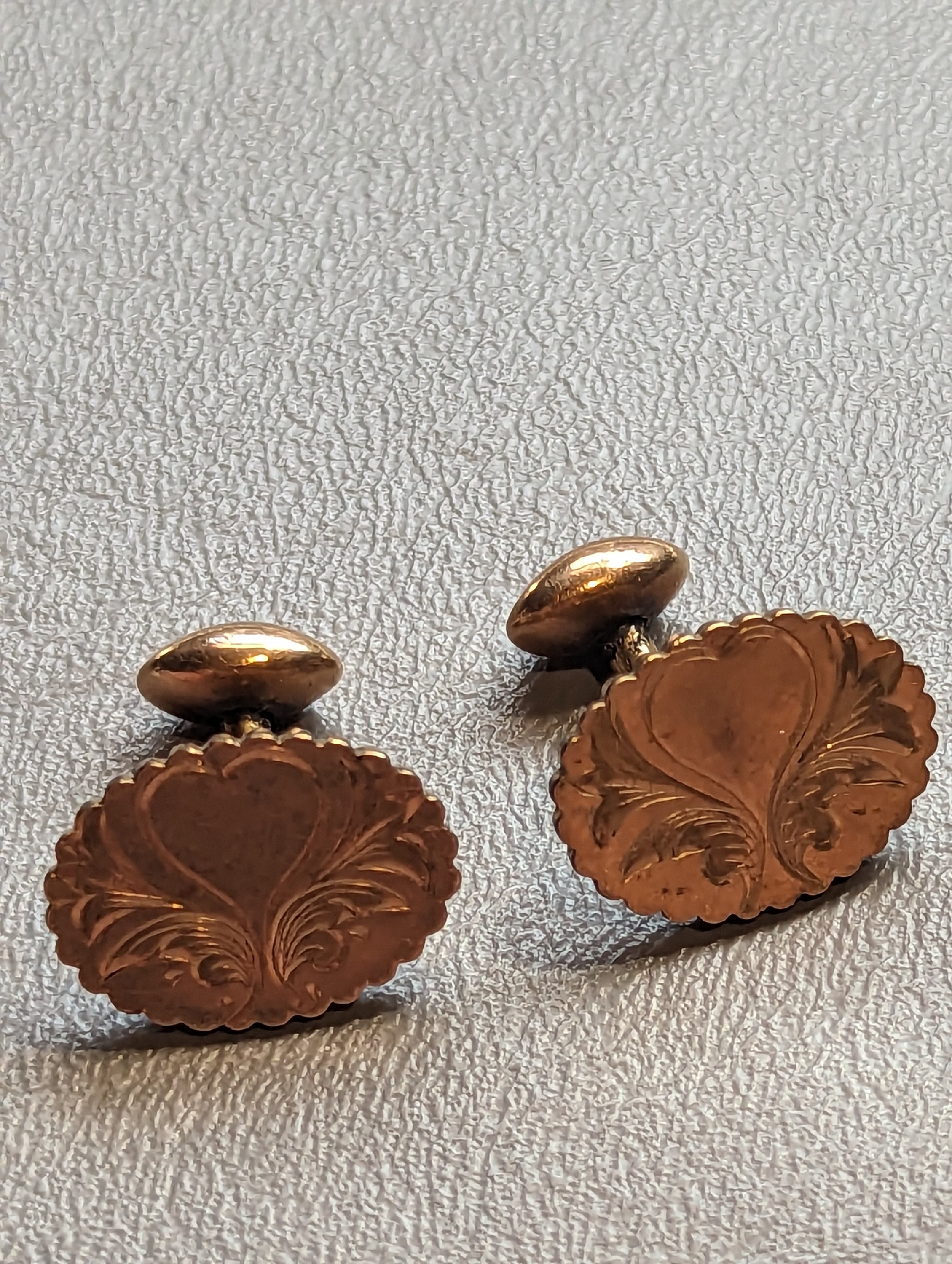 Boutons De Manchette Vintage - Couleur Or Avec Motif Cœur - Occasion En Bon état