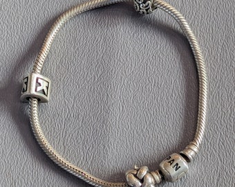 本物のスターリングシルバー PANDORA ブレスレット、チャーム 4 個付き