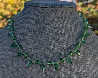 Collana antica in vetro di uranio ceco: gioielli Art Déco verde pallido