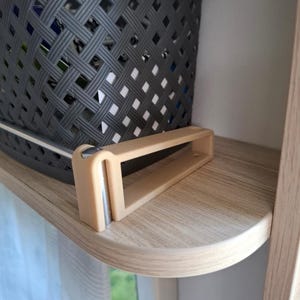 Könnte beinhalten: Ein Set aus drei Keramikbechern mit gesprenkelter, matter Oberfläche. Die Becher sind in den Farbtönen Creme, Hellgrau und Dunkelgrau gehalten. Jeder Becher hat ein schlichtes, minimalistisches Design und einen abgerundeten Henkel.