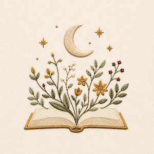 Könnte beinhalten: Eine Stickerei auf cremefarbenem Stoff, die ein aufgeschlagenes Buch zeigt, aus dessen Seiten verschiedene Blumen, grüne Blätter und kleine rote Beeren wachsen. Über den Pflanzen sind eine Mondsichel und mehrere vierzackige Sterne in Gold gestickt.