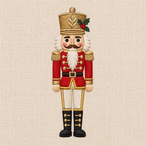 Può includere: Una toppa ricamata raffigurante uno schiaccianoci con giacca rossa e finiture dorate, pantaloni bianchi e stivali neri. La figura indossa un cappello dorato decorato con foglie di agrifoglio verdi e bacche rosse, con barba bianca e baffi marroni.