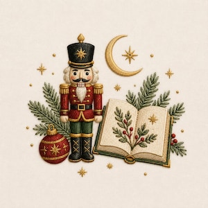 Puede incluir: Un diseño de bordado que muestra un cascanueces con uniforme rojo y verde, una bola de Navidad roja, un libro abierto con una ilustración botánica de acebo y una luna creciente dorada, rodeado de ramas de pino verdes y estrellas doradas.