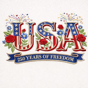Puede incluir: Diseño bordado con la palabra "USA" en rojo, blanco y azul, con detalles florales y fuegos artificiales. Una pancarta debajo dice "250 YEARS OF FREEDOM". Tema patriótico.
