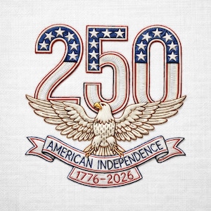 Puede incluir: Diseño bordado con el número 250, estrellas y rayas, un águila con las alas extendidas y una pancarta que dice "AMERICAN INDEPENDENCE 1776-2026". El diseño es rojo, blanco y azul sobre un fondo blanco.