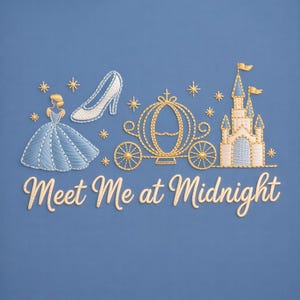 Op de afbeelding: Geborduurd ontwerp op een blauwe achtergrond met een prinses in een blauwe jurk, een glazen muiltje, een koets, een kasteel en de tekst "Meet Me at Midnight". Het ontwerp is in blauw, goud en wit.