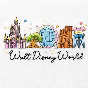 Può includere: Design ricamato con monumenti iconici di Walt Disney World: il Castello di Cenerentola, Spaceship Earth, l'Albero della Vita, la Torre del Terrore e una torre dell'acqua di Topolino. Le parole "Walt Disney World" sono scritte in corsivo.