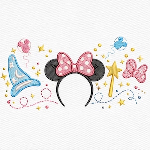 Op de afbeelding: Geborduurd ontwerp met een Minnie Mouse oren haarband met een roze strik met stippen, een blauwe tovenaars hoed, een gouden sterren toverstaf en andere decoratieve elementen zoals sterren en ballonnen. Op een witte achtergrond.