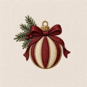 Puede incluir: Un bordado de un adorno navideño con rayas verticales alternas en hilo rojo oscuro y crema. Un gran lazo rojo se sitúa sobre el adorno, acentuado por un grupo de ramas de pino verdes y tres pequeñas bayas rojas en el lado izquierdo.