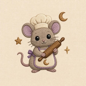 Puede incluir: Un diseño de bordado que muestra un ratón gris con un gorro de chef color crema y un delantal a juego con un borde morado. El ratón sostiene un rodillo de madera marrón. El diseño incluye una luna creciente dorada y dos estrellas doradas.