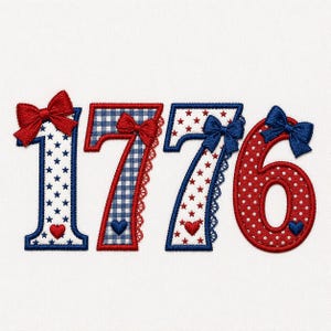 Op de afbeelding: Geborduurd ontwerp van het nummer "1776" in rood, wit en blauw. De cijfers zijn versierd met sterren, stippen, ruitjes en strikken. Elk nummer heeft een hartje aan de onderkant.