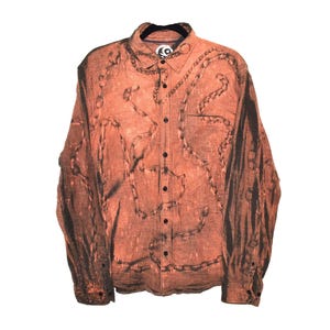 Może przedstawiać: Koszula zapinana na guziki z długim rękawem w odcieniach brązu i rdzy, z unikalnym wzorem przypominającym łańcuch. Koszula ma jedną kieszeń na piersi i kołnierzyk zapinany na guziki. Tkanina wydaje się mieć teksturowane wykończenie.
