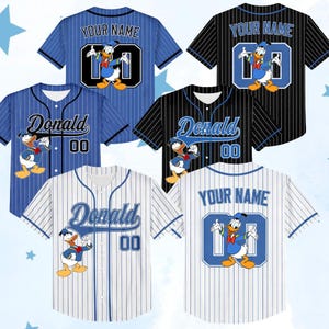 Op de afbeelding: Honkbalshirts in blauw, zwart en wit met krijtstrepen. Elk shirt heeft het stripfiguur Donald Duck, de naam "Donald" of "YOUR NAME" en het nummer "00".