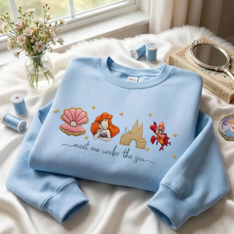 Camiseta retro bordada de Ariel de La Sirenita, sudadera con capucha de la princesa Ariel de Disney, camiseta de Ariel de Disney, "Encuéntrame bajo el mar". imagen 2