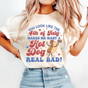 Drôle de hot-dog du 4 juillet PNG, vous ressemblez au 4 juillet me donne envie d'un vrai hot-dog, conception de chemise vintage meme