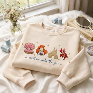 Camiseta retro bordada de Ariel de La Sirenita, sudadera con capucha de la princesa Ariel de Disney, camiseta de Ariel de Disney, "Encuéntrame bajo el mar". imagen 1