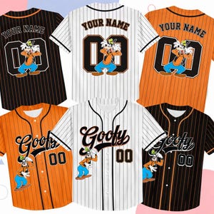 Op de afbeelding: Honkbalshirts in zwart, oranje en wit, met het stripfiguur Goofy. De shirts hebben de naam "Your Name" of "Goofy" op de rug, samen met het nummer "00". Elk shirt heeft een ander ontwerp, inclusief strepen en effen kleuren.