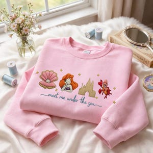 Camiseta retro bordada de Ariel de La Sirenita, sudadera con capucha de la princesa Ariel de Disney, camiseta de Ariel de Disney, "Encuéntrame bajo el mar". imagen 3