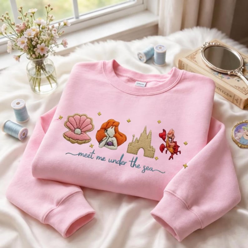 Camiseta retro bordada de Ariel de La Sirenita, sudadera con capucha de la princesa Ariel de Disney, camiseta de Ariel de Disney, "Encuéntrame bajo el mar". imagen 3
