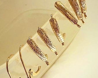 Pendientes de oro amarillo macizo de 14k con cierre de palanca, lisos e intercambiables, con diseño de disco de moneda, punto martillado y patrón de ondas. Cierre de palanca, gancho para la oreja.