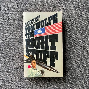 The Right Stuff - Tom Wolfe vintage paperback book.