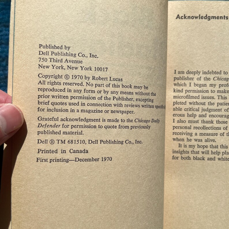 Może przedstawiać: Otwarta strona książki z tekstem. Opublikowane przez Dell Publishing Co., Inc. Copyright 1970 przez Roberta Lucasa. Zawiera podziękowania i szczeg&oacute;ły dotyczące pierwszego wydania w grudniu 1970 r. Strona ma beżowe tło.