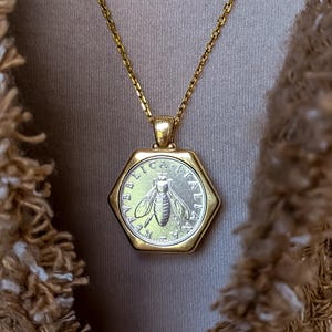 Äkta italienskt 2-lire bi-mynthalsband, vintage italienska myntsmycken, guldbi-hänge, resegåva i Italien, symbol för välstånd
