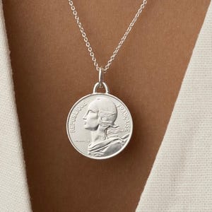 Vintage Frankreich 10 Centimes Münze Medaillon Anhänger | Halskette | Glücksbringer Anhänger | Rhodium versilberte Glücks Münze | 1966 - 2001