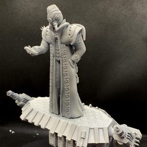 Peut inclure: Une miniature en 3D imprimée en gris, détaillée, d'une figurine portant un long manteau et un masque à gaz, debout sur une plateforme avec un canon fixé sur le côté.