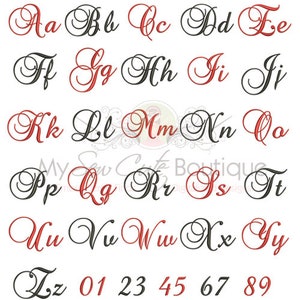 以下が含まれることがあります： 黒と赤の筆記体文字と数字のセット。文字は飾り文字で書かれています。数字はシンプルなフォントです。