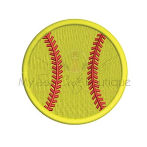 Könnte beinhalten: Ein gelber Softball mit roten Nähten. Der Softball ist rund und hat einen weißen Umriss.