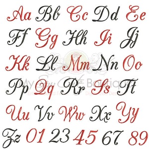 以下が含まれることがあります： 黒と赤の筆記体アルファベットと数字のセット。文字は筆記体で、数字は太字です。