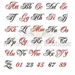 Puede incluir: Un alfabeto en cursiva negro y rojo con letras may&uacute;sculas, letras min&uacute;sculas y n&uacute;meros del 0 al 9. Las letras est&aacute;n estilizadas con florituras y remolinos.