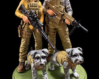 Könnte beinhalten: Ein 3D-gedrucktes Figurenset bestehend aus zwei Personen in taktischer Ausrüstung, eine mit Gewehr und eine mit leichtem Maschinengewehr, begleitet von zwei grauen Schnauzer-Hunden in taktischen Westen, montiert auf einem runden grünen Sockel.